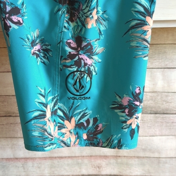 Volcom Board Shorts 28" waist/ Boys Sz 16 - Picture 5 of 6